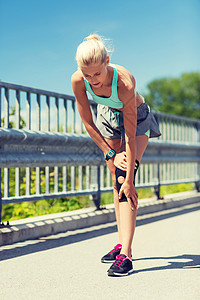 健身,运动,锻炼健康的生活方式轻妇女受伤的膝盖腿户外图片