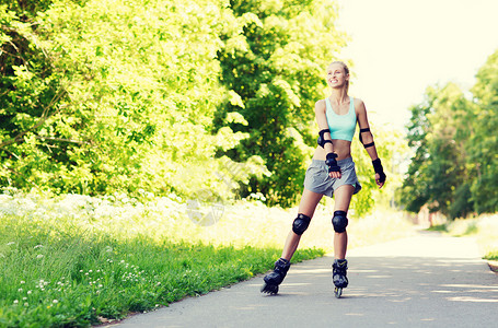 健身,运动,夏季,轮滑健康的生活方式的快乐的轻妇女轮滑保护装备骑户外图片