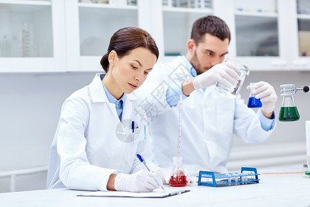 科学,化学,生物学,药学人的轻的科学家与吸管烧瓶制作测试研究临床实验室背景图片