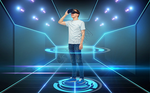 三维技术,虚拟现实,网络人的快乐的轻人与虚拟现实耳机3D眼镜黑色背景激光图片