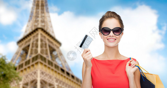 人,金融,旅游,旅游销售轻的快乐妇女与购物袋信用卡巴黎埃菲尔铁塔的背景图片