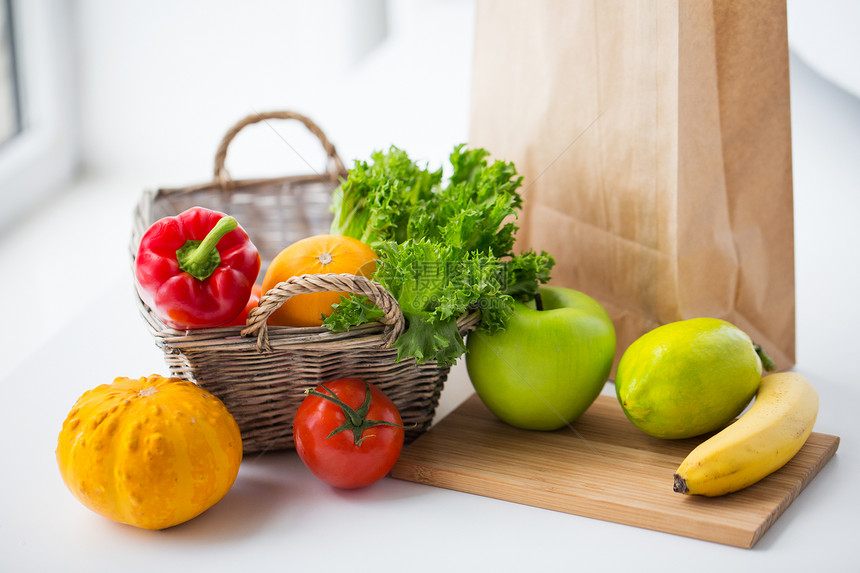 烹饪饮食素食健康饮食家里的厨房桌子上放着新鲜成熟多汁的蔬菜蔬菜水果图片