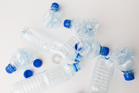 回收,再利用,垃圾处理,环境生态空的废旧塑料瓶桌子上背景图片