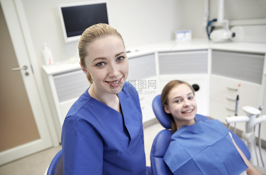 人,医学,口腔科保健快乐的女牙医与病人女孩牙科诊所办公室图片