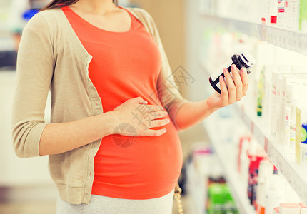 怀孕,医学,药剂学,保健人的密切孕妇阅读标签上的药罐药房图片