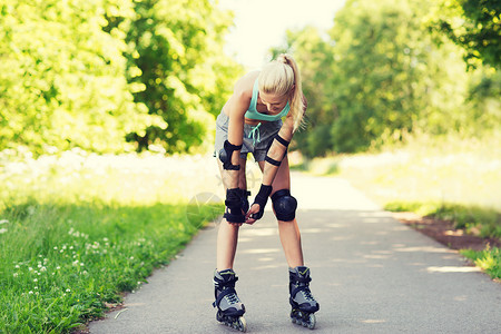 健身,运动,夏天,溜冰健康的生活方式的快乐的轻妇女溜冰鞋保护装备骑户外背景图片