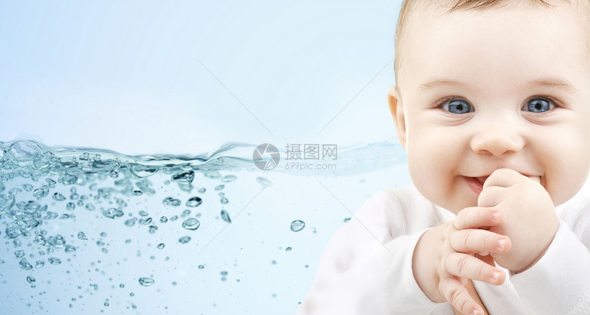 人,婴儿期,儿童保育广告快乐的小男孩蓝色背景与水溅图片