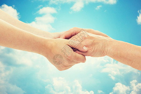 人,龄,家庭,关心支持的亲密的老年女子轻妇女牵手蓝天云背景背景图片