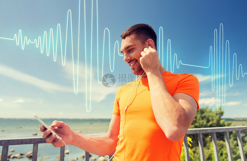 健身,运动,人,技术健康的生活方式微笑的轻人与智能手机耳机听音乐夏季海边声波信号图图片