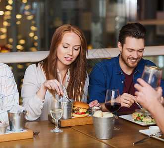 休闲,技术,生活方式人们的快乐的人与智能手机朋友餐厅就餐午餐高清图片素材