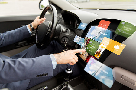 车载多媒体交通,现代技术,商业,媒体人的近距离的人驾驶汽车与新闻电脑屏幕上背景