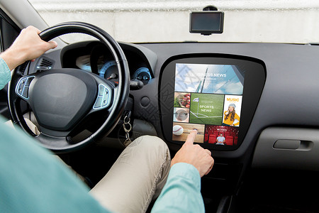车载多媒体交通,现代技术,媒体人的近距离的人驾驶汽车与新闻电脑屏幕上背景