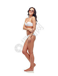 人,时尚,泳装,夏天海滩的快乐的轻女人戴太阳镜白色泳衣图片