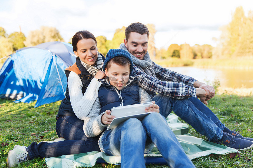 野营,旅游,徒步旅行,技术人的快乐的家庭与平板电脑帐篷营地场景图片