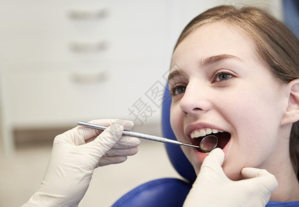 人,医学,口腔医学保健牙医的手与牙科镜子检查病人女孩的牙齿诊所图片