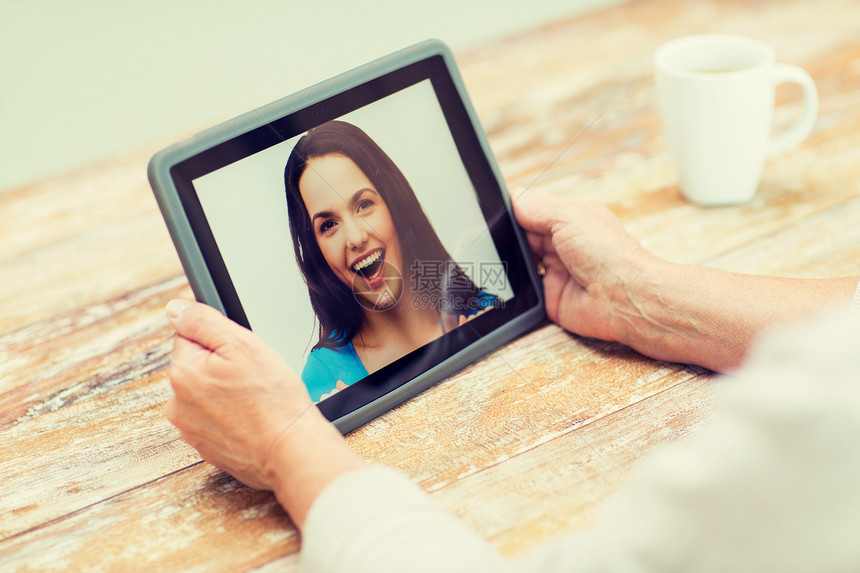技术,龄,记忆人的快乐的老妇女与平板电脑电脑观看照片与孙女家里视频聊天图片