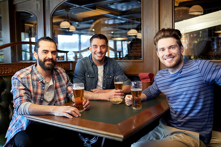 人,男人,休闲,友谊沟通的快乐的男朋友酒吧酒吧喝生啤酒图片