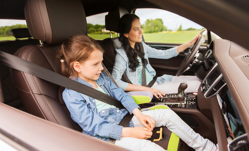 家庭,交通,公路旅行人们的快乐的女人小女儿开车图片