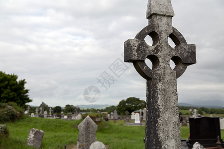 古老的纪念碑埋葬爱尔兰凯尔特墓地墓地上的旧坟墓十字架墓碑废墟图片