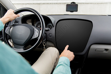 运输,现代技术人的近距离的人驾驶汽车,并指向空白的车载计算机屏幕图片