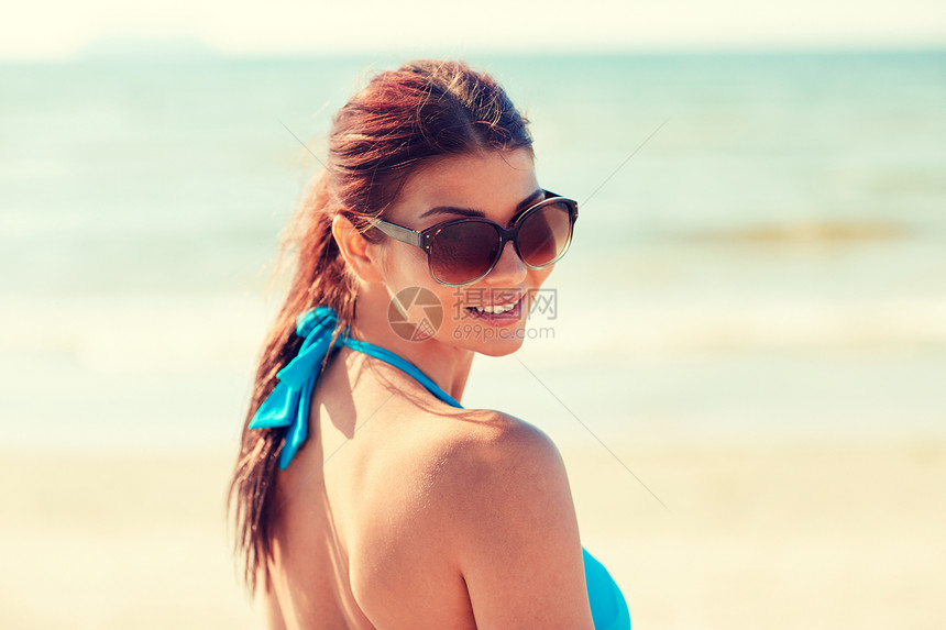 暑假,旅游,假期人们的微笑的轻女人穿着泳衣,戴着太阳镜海滩上图片