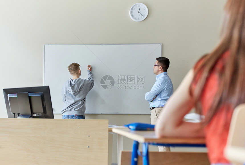 教育,高中,学人的学生男孩写东西空白白板老师课堂上图片