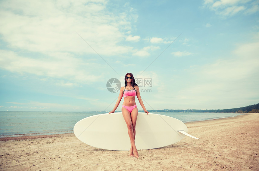 度假,冲浪,水上运动人们的轻的女人穿着泳衣,夏季海滩上冲浪板风帆冲浪板桨板图片