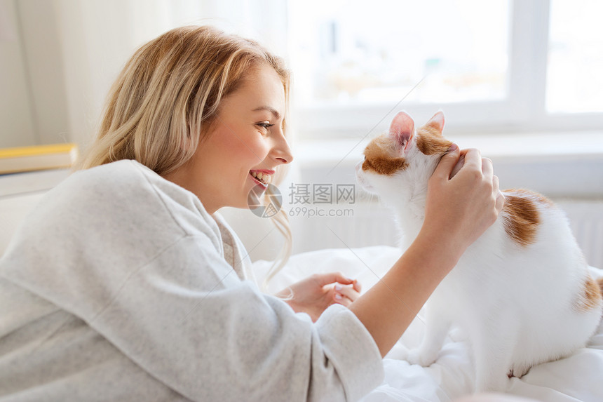 宠物,早上,舒适,休息人们的快乐的轻女人猫床上家图片