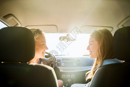 暑假,假期,旅行,公路旅行人们的快乐的十几岁女孩轻妇女开车图片