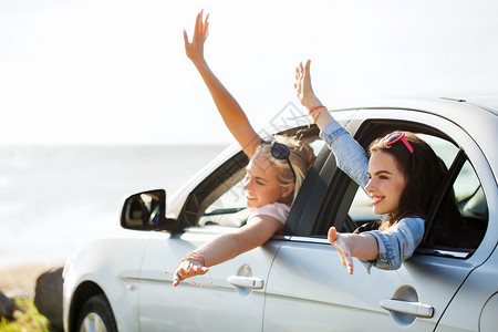 暑假,假期,旅行,公路旅行人们的快乐的十几岁的女孩轻的妇女海边挥手图片
