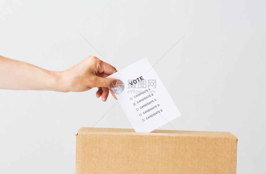 投票公民权利人民男选举时将投票放入投票箱图片