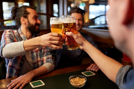 人,男人,休闲,友谊庆祝快乐的男朋友酒吧酒吧喝啤酒碰杯图片