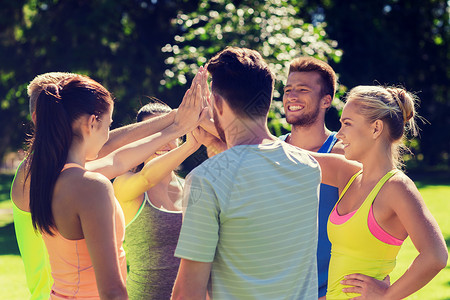 健身,运动,友谊健康的生活方式群快乐的青少朋友运动员户外活动图片