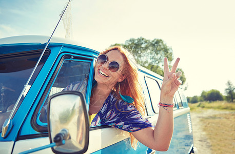 暑假作息表小报暑假,公路旅行,假期,旅行人们的微笑的轻嬉皮女子驾驶小型货车,并表现出平的姿态背景