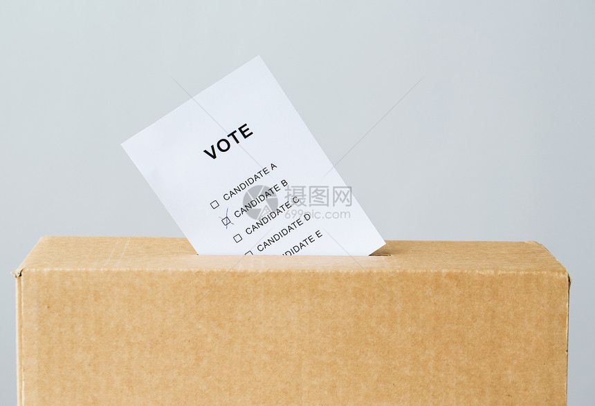 投票公民权利投票插入投票箱插槽的选举选举时插入投票箱插槽图片