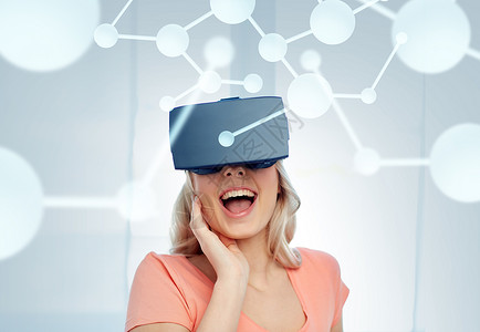 技术,增强现实,网络,娱乐活动人们的快乐惊讶的轻妇女与虚拟耳机3D眼镜家里看投影分子玩高清图片素材