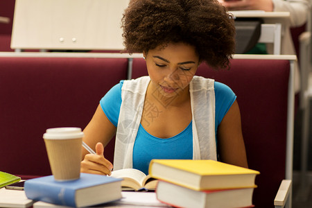 教育,高中,大学,学人的非洲学生女孩与书籍咖啡讲座图片