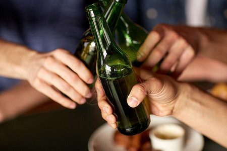酒精瓶人,男人,休闲,友谊庆祝亲密的男朋友酒吧酒吧喝啤酒叮当的瓶子背景