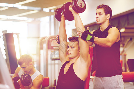 运动,健身,生活方式,举重人的群哑铃私人教练健身房锻炼肌肉的男人图片