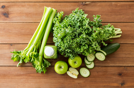 健康的饮食,食物,饮食素食的瓶与绿色果汁,水果蔬菜木桌上图片