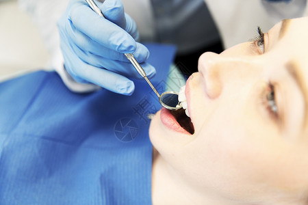 人,医学,口腔医学牙科牙科手与口腔镜检查女病人牙齿牙科诊所办公室图片