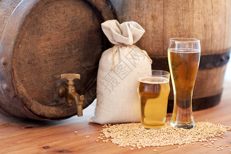 饮料桶啤酒厂,饮料酒精旧啤酒桶,眼镜袋子与麦芽木制桌子上背景
