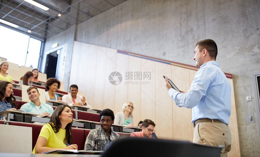 教育,高中,大学,教学人的群国际学生教师与平板电脑电脑站白板上讲课图片