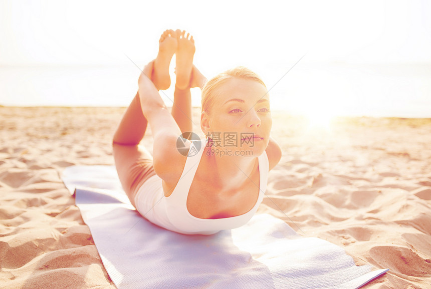 健身,运动,人生活方式的轻妇女瑜伽练躺户外图片