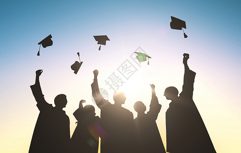 教育毕业人们的许多快乐的学生穿着长袍,空中投掷沙板单身汉高清图片素材