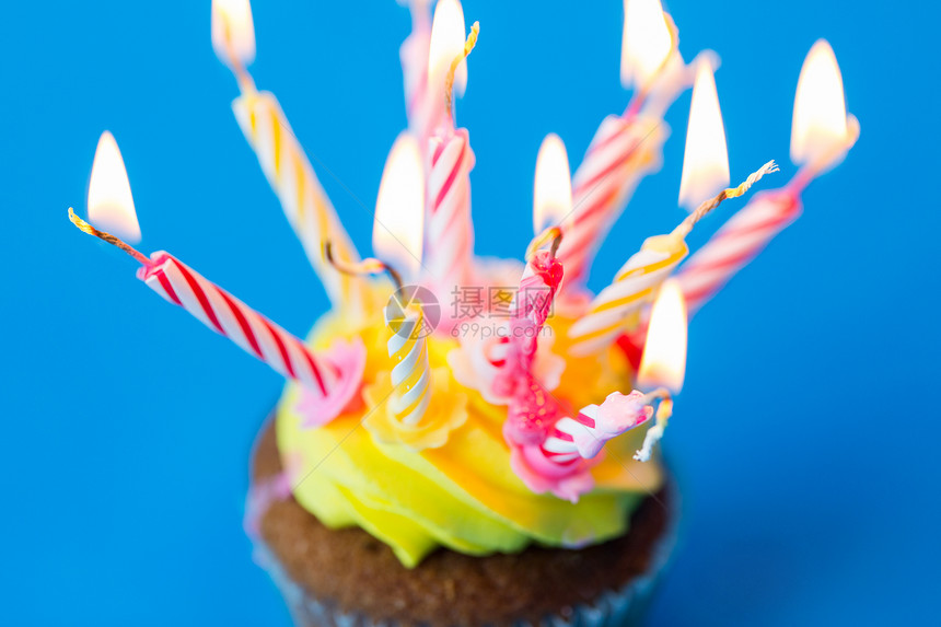 节日,庆祝,问候派生日蛋糕与许多燃烧蜡烛蓝色背景图片