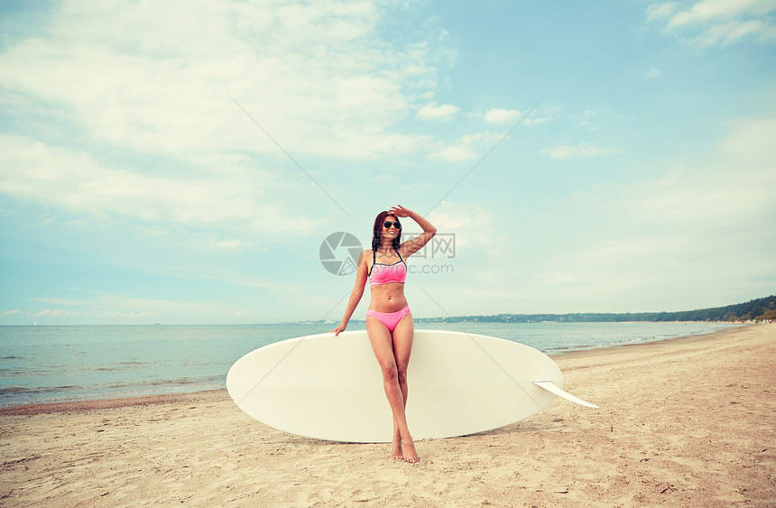 度假,冲浪,水上运动人们的轻的女人穿着泳衣,夏季海滩上冲浪板风帆冲浪板桨板图片