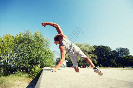 健身,运动,跑酷人的轻人夏季公园跳跃背景图片
