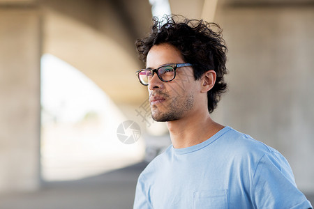 生活方式,视觉,光学人的人戴眼镜城市街道背景图片