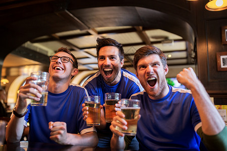运动,人,休闲,友谊娱乐活动的快乐的球迷男朋友喝啤酒,庆祝胜利酒吧酒吧图片